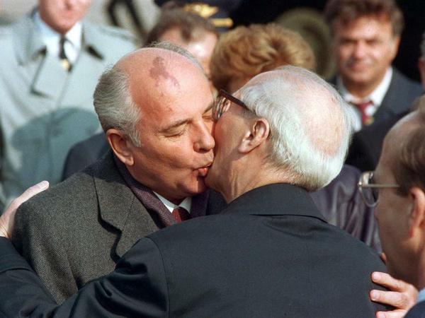 Der letzte Kuss vor dem Schluss: Michail Gorbatschow beim traditionellen Bruderkuss mit DDR-Staatschef Erich Honecker.