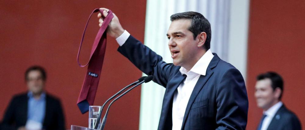 Alexis Tsipras, Ministerpräsident von Griechenland, zeigt bei einer Rede während der Sitzung der Parlamentsfraktion seiner linken Partei Syriza eine Krawatte. Tsipras hatte auf dem Höhepunkt der griechischen Finanzkrise versprochen, eine Krawatte umzubinden, sobald sein Land aus der Krise herauskommt.