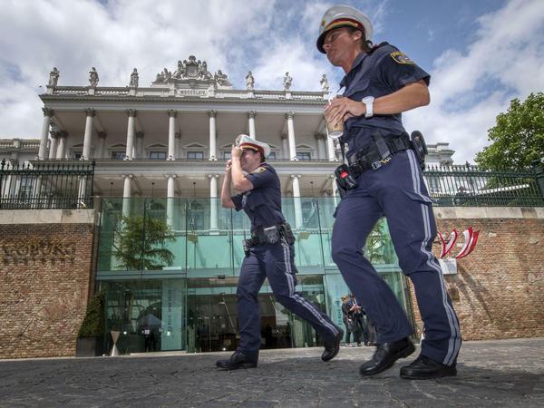 Österreichische Polizistinnen vor dem Palais Coburg in Wien. Heute soll dort eine Einigung mit dem Iran verkündet werden. 