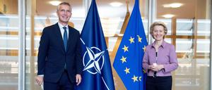 Nato-Generalsekretär Jens Stoltenberg und EU-Kommissionspräsident Ursula von der Leyen sprechen am Dienstag in Davos.