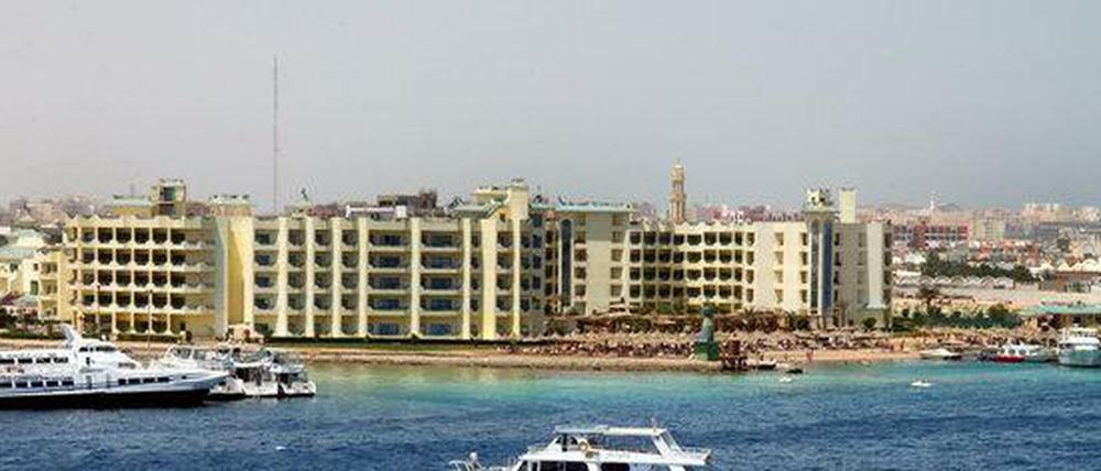 Blick auf am Roten Meer gelegene Hotelanlagen in dem ägyptischen Bade- und Taucherort Hurghada. 