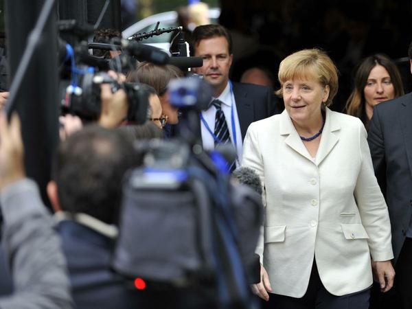 Angela Merkel ist hier noch auf dem Weg zum Gipfel. Es wird eine lange Nacht an deren Ende eine Einigung steht.