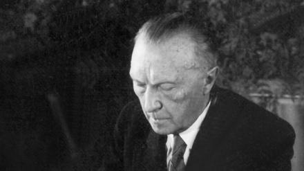 Der Präsident des Parlamentarischen Rates, Konrad Adenauer, bei der Unterzeichnung des Grundgesetzes (Archivfoto vom 23. Mai 1949). Adenauer wurde 49 der erste Bundeskanzler.