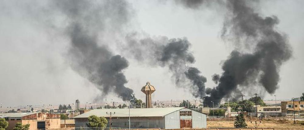 Ein Bild vom türkischen Akcakale aufgenommenes Bild zeigt den Rauch auf der syrischen Seite. Ankaras Luftwaffe bombardiert die dortige Kurdenregion.
