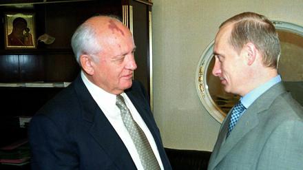 Im Kreml im August 2000: Wladimir Putin (r.) begrüßt Michail Gorbatschow.