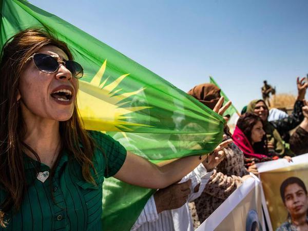 Kurdinnen demonstrieren im Sommer 2020 in Nordsyrien gegen türkische Bombardements.