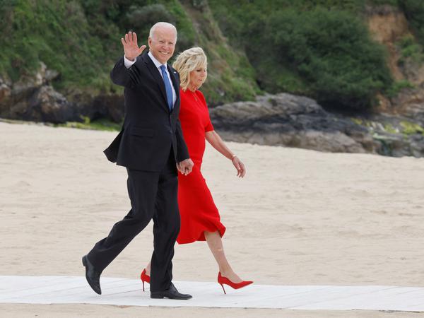 Joe und Jill Biden bei ihrer Ankunft zum G7-Gipfel.