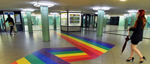 Bei einem früheren CSD ist im U-Bahnhof Alexanderplatz die Regenbogenfahne zu sehen.