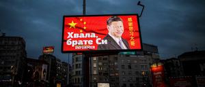 Belgrad dankt in kyrillischer Schrift. Seit der chinesische Präsident sechs Ärzte zum Kampf gegen Corona entsandte, fühlt sich Serbien Xi Jinping gegenüber verpflichtet. 