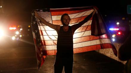 Ein Trump-Fan mit einer Flagge der USA in Los Angeles am Donnerstag.
