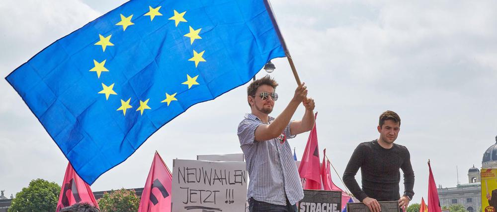 Wien auf den Barrikaden: Demonstranten treten am Samstag für Neuwahlen und Europa ein.