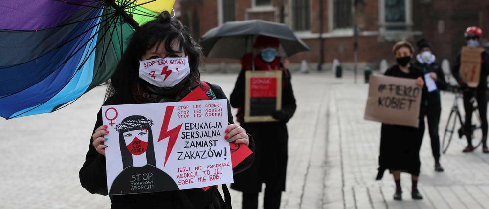 Streik der Frauen. Mit Regenschirmen protestieren Polinnen gegen eine Verschärfung des Abtreibungsrechts. 