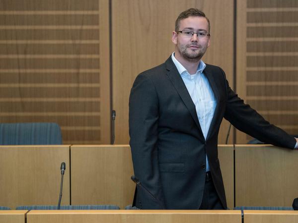 Der rheinland-pfälzische AfD-Spitzenkandidat Sebastian Münzenmaier ist wegen Körperverletzung angeklagt.