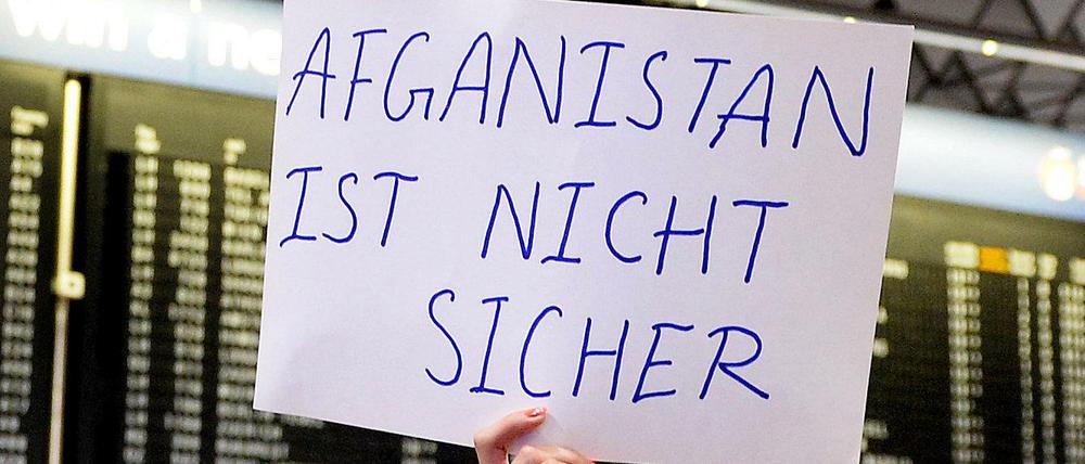Demonstration mit fehlendem "h" gegen Abschiebungen am Frankfurter Flughafen. 