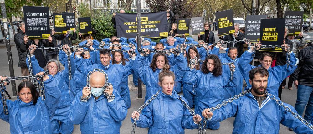 Eine von Amnesty International in Paris organisierte Demonstration gegen Menschenrechtsverletzungen in China am 7.10.2021