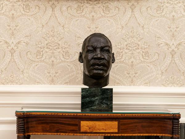 Zu sehen ist im Oval Office auch eine Büste des Bürgerrechtlers Martin Luther King.