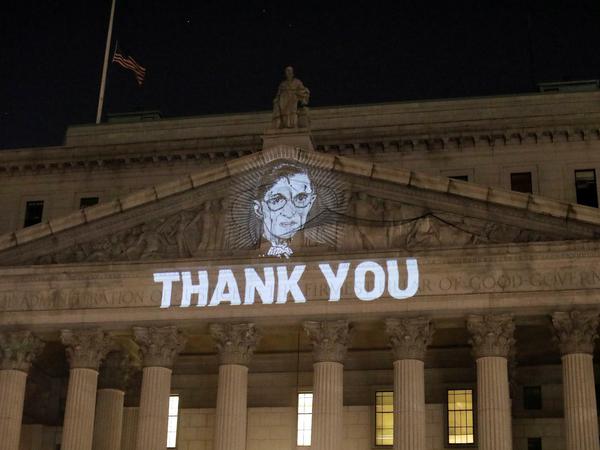 „Danke“: Eine Projektion des Konterfeis von Ruth Bader Ginsburg an einem Gerichtgebäude in News York