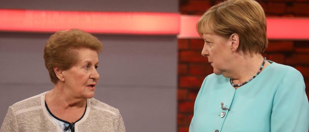Bundeskanzlerin Angela Merkel spricht im RTL-Studio mit der Rentnerin Lioba Bichl.