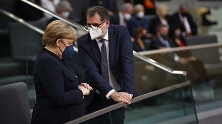 Die scheidende Kanzlerin Angela Merkel mit Wolfgang Schmidt am Mittwoch im Bundestag.