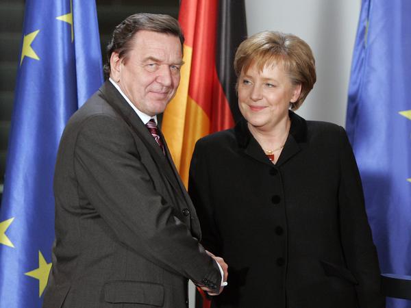 Gerhard Schröder und die neue Kanzlerin Angela Merkel 2005.