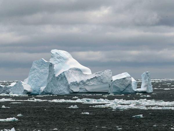 Ein Eisberg, der vom Forschungsschiff ´Xue Long» aus fotografiert wurde, schwimmt im Südpolarmeer. 