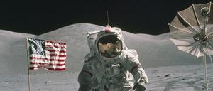 Ein Astronaut der Apollo 17 stapft über den Mond.  