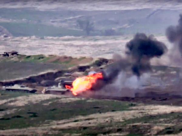Armenische Streitkräfte zerstören ein aserbaidschanisches Militärfahrzeug an der Kontaktlinie der Republik Berg-Karabach.