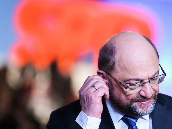 Der SPD-Parteivorsitzende Martin Schulz gibt am 21.01.2018 beim SPD-Sonderparteitag in Bonn (Nordrhein-Westfalen) ein Fernsehinterview. Die Delegierten stimmen bei ihrem Bundesparteitag darüber ab, ob die SPD in Koalitionsverhandlungen mit der Union einsteigt. 