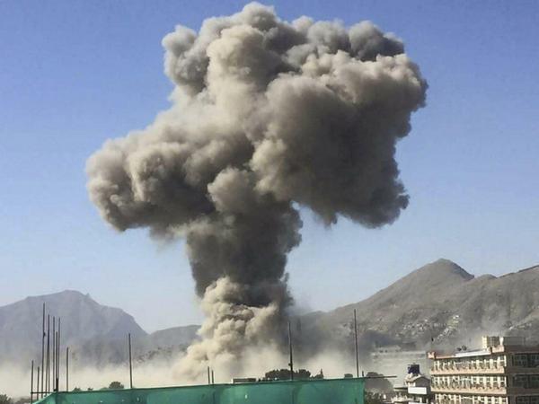 Eine riesige Rauchwolke steht nach der Explosion über Kabul.