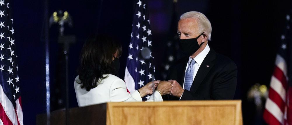 Joe Biden und Kamala Harris mit corona-konformer Begrüßung. 