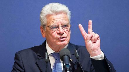Joachim Gauck zweifelt am Betreuungsgeld und an der Diätenerhöhung. Die Gesetze stoppen tut er nicht. 