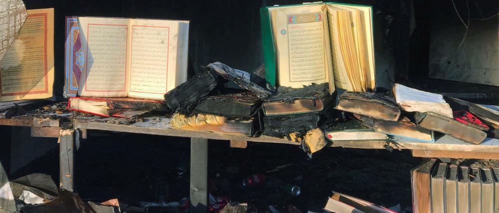 Gebetsbücher in dem vom Feuer zerstörten Gebäude des Moscheevereins an der Kühleweinstraße.