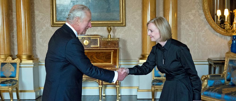 Der neue König Charles III. empfängt die neue Regierungschefin Liz Truss im Buckingham Palace.