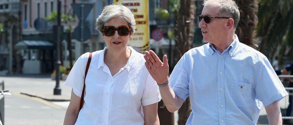 Urlaub auf dem Kontinent. Die britische Regierungschefin Theresa May und ihr Ehemann Philip am Gardasee.