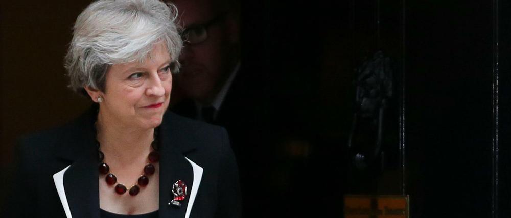 Die britische Premierministerin Theresa May an der Tür zur Downing Street Nummer 10. 