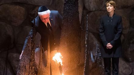Ort des Gedenkens an die Opfer: Bundespräsident Frank-Walter Steinmeier und seine Frau Elke Büdenbender in der Holocaust-Gedenkstätte Yad Vashem in Jerusalem im Jahr 2017.