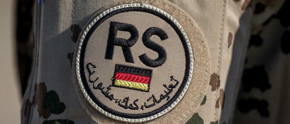 Das Schulterpatch der NATO Mission Resolute Support auf der Uniform einer Bundeswehrsoldaten im Feldlager Camp Marmal.