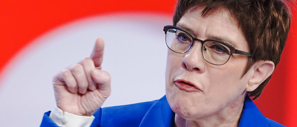 Die CDU-Vorsitzende Annegret Kramp-Karrenbauer ruft ihre Nachfolge-Kandidaten zur Ordnung auf.