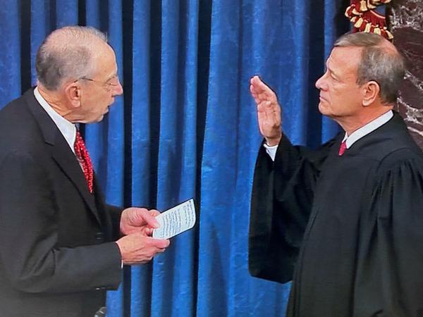Der republikanische Senator Chuck Grassley (links) vereidigte am Donnerstag den Obersten Richter John Roberts als Vorsitzenden des Verfahrens.