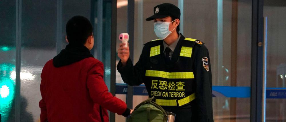 Nur noch Chinesen dürfen nach China einreisen - hier ein Archivfoto einer Temperaturkontrolle auf dem Flughafen von Wuhan. 