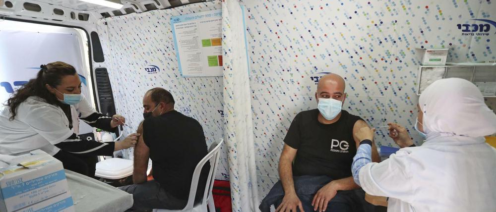 Impfungen in Tel Aviv in einem speziell ausgestatteten Transporter