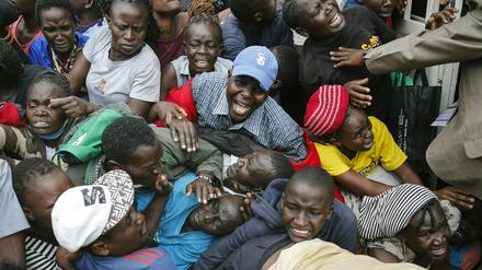 Hunger ist in Afrika der Begleiter der Pandemie: Kenianer versuchen, bei einer Lebensmittelverteilung zum Zug zu kommen.