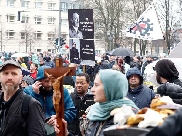 Ohne Maske, ohne Abstand: Demonstration gegen die Neufassung des Infektionsschutzgesetz in Berlin.