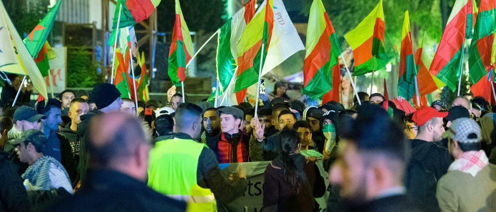 Stuttgart: Demonstranten nehmen an einer Demonstration gegen die türkische Militäroffensive in Nordsyrien teil.