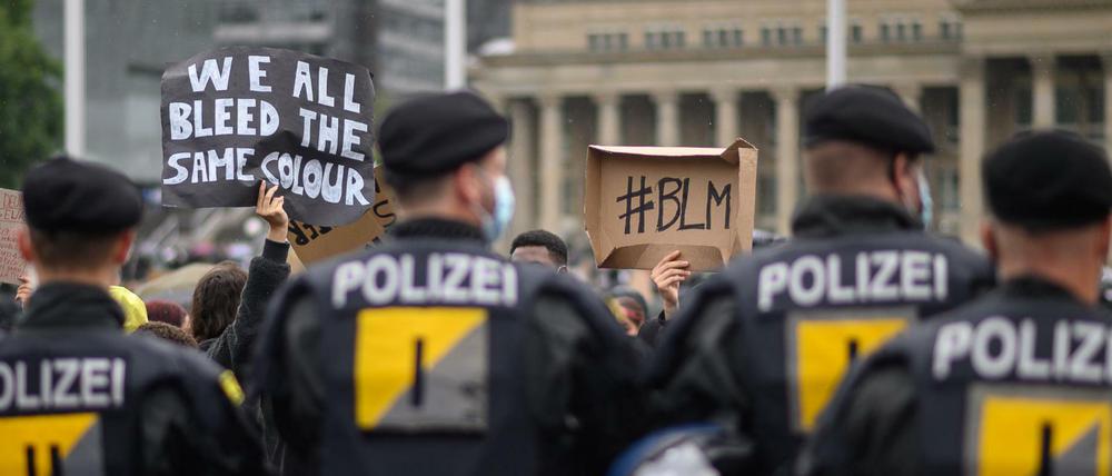 Polizeibeamte während einer Demonstration gegen Rassismus in Stuttgart. 