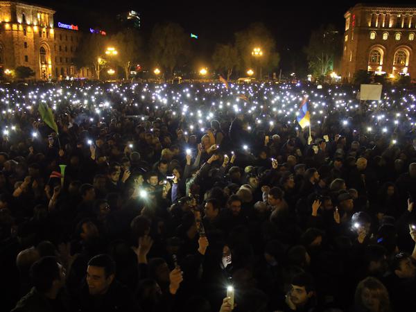 Demonstranten protestieren im Frühjahr 2018 gegen die Regierung in Armenien. 