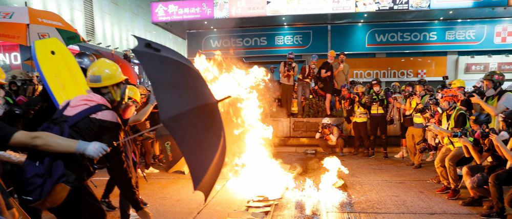Hongkong: Demonstranten verbrennen Karton, um eine Barriere zu bilden. 