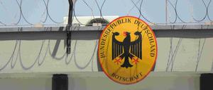 Die deutsche Botschaft in Kabul wurde am Sonntag geräumt, die Mitarbeiterinnen und Mitarbeiter warten am Flughafen auf die Maschinen aus Deutschland.