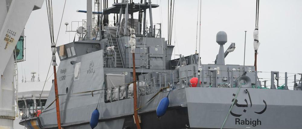 Ein Küstenschutzboot für Saudi-Arabien wird bei Sassnitz auf ein Transportschiff verladen. 