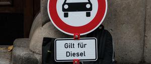 In vielen Innenstädten gibt es schon Diesel-Fahrverbote. Aber manche Politiker weigern sich. 